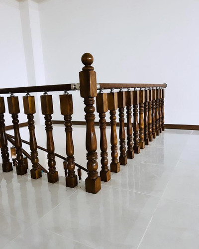 پایه نرده چوبی راه پله خراطی رنگ شده سوراخدار( میلترانسخور )کد kh33