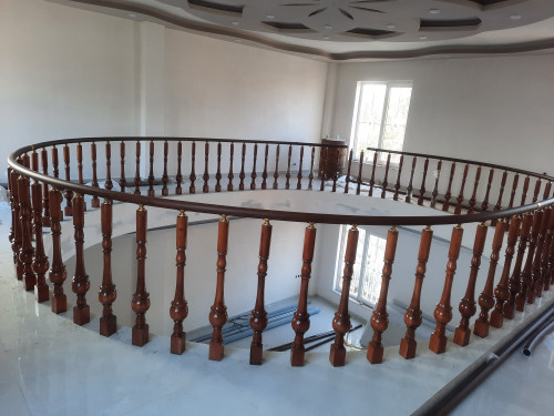 پایه نرده چوبی راه پله خراطی بالونی کد kh16 رنگ شده سوراخدار ( میلترانسخور )