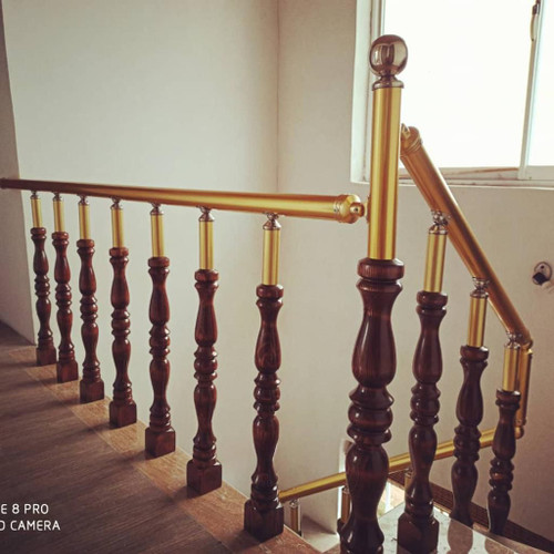 نرده چوبی راه پله پایه تکسرلوله خور خراطی رنگ شده سوراخدار ( میلترانسخور ) کد kh2