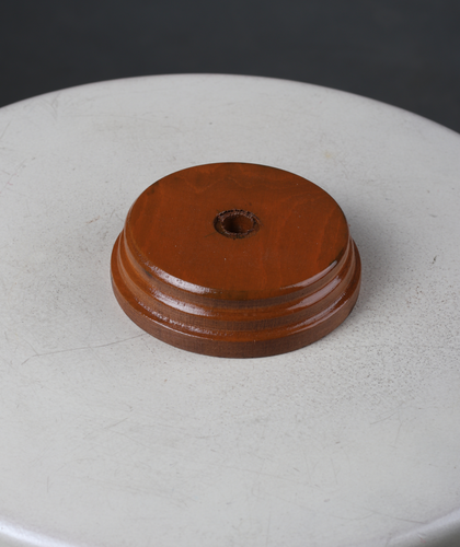 نلبکی پایه چوبی نرده راه پله خراطی ومنبت رنگ شده سوراخدار ( میلترانسخور )گرد