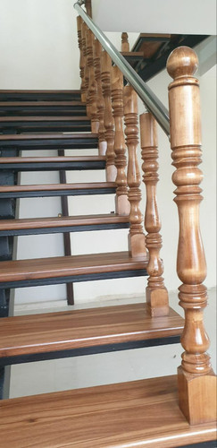 پایه نرده چوبی راه پله خراطی رنگ شده سوراخدار( میلترانسخور ) کد kh32